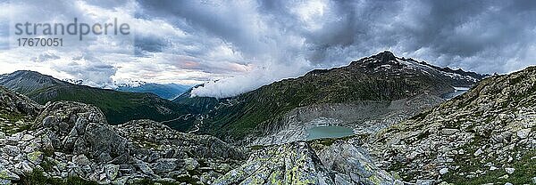 Schöne Wolkenstimmung über dem Gletschersee des Rhonegletschers und den Alpen  Kanton Wallis  Schweiz  Europa