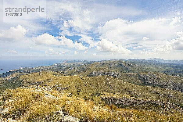 Blick vom Puig des Porrassar (491 m) auf die Cala Agulla und Cala Rajada  Parc natural de la Peninsula de Llevant  Mallorca  Balearen  Spanien  Europa