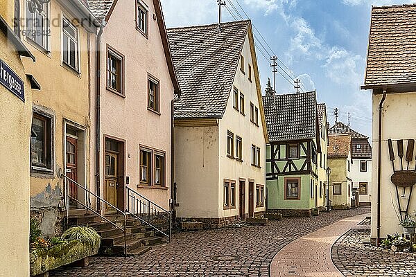 Gasse in der Altstadt von Lohr am Main mit alten Fachwerkhäusern  Menschenleer Bayern  Deutschland  Europa