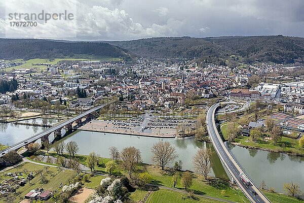 Drohnenfoto  Drohnenaufnahme  Foto von oben  Blick auf die Stadt Lohr am Main  den Fluss Main  Brücke und Kreisverkehr  Bayern  Deutschland  Europa