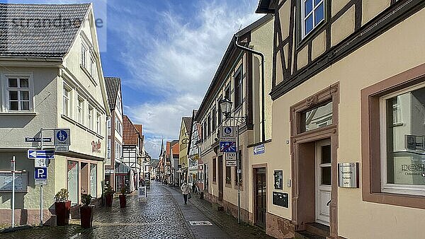 Blick in die Fußgängerzone in der Altstadt von Lohr am Main mit Fachwerkhäusern  Bayern  Deutschland  Europa