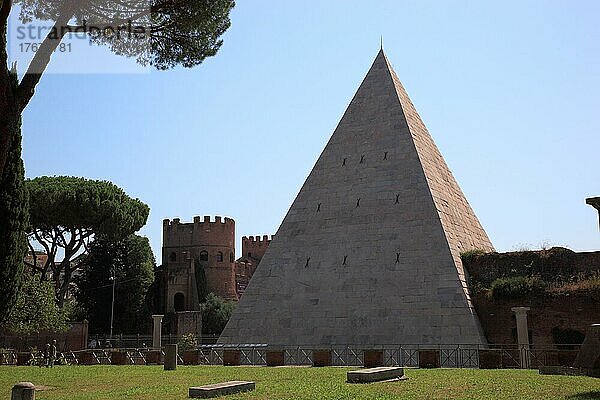 Der Protestantische Friedhof  Cimitero acattolico  auch Cimitero degli Inglesi oder Cimitero dei protestanti  berühmter Friedhof im Stadtteil Testaccio  Rom  Italien  Cestius-Pyramide  Pyramide des Caius Cestius  Piramide Cestia  Piramide di Caio Cestio  Grabmal des römischen Prätors und Volkstribuns Gaius Cestius Epulo  Europa