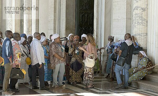 Afrikanische Touristengruppe im Petersdom  San Pietro in Vaticano  Basilika Sankt Peter im Vatikan  Rom  Italien  Europa