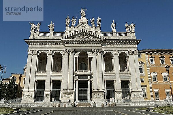 Hauptfassade der Lateranbasilika  Basilica San Giovanni in Laterano  Kathedrale des Bistums Rom  Stadtteil Monti  Rom Italien