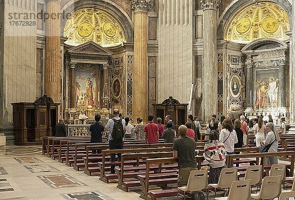 Betende am Altar des heiligen Josef  Petersdom  San Pietro in Vaticano  Basilika Sankt Peter im Vatikan  Rom  Italien  Europa
