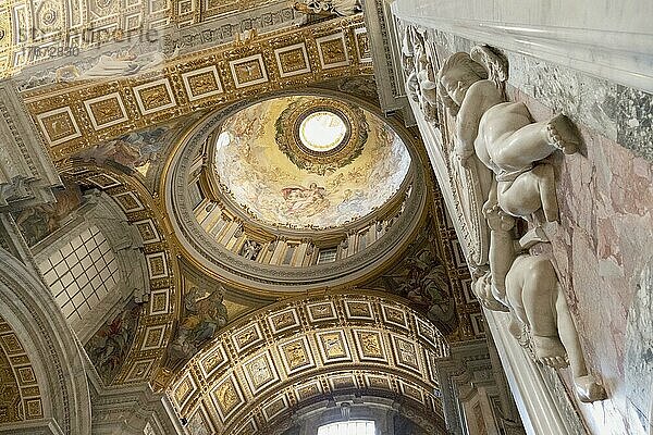Innenansicht  Kuppel des Petersdom  San Pietro in Vaticano  Basilika Sankt Peter im Vatikan  Rom  Italien  Europa