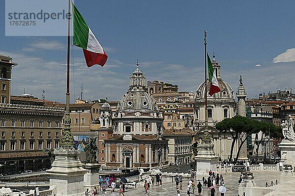 Blick vom Monumento Vittorio Emanuele II  Piazza Venezia  auf die Kirche Santa Maria di Loreto und die Prefettura  Rom  Italien  Europa