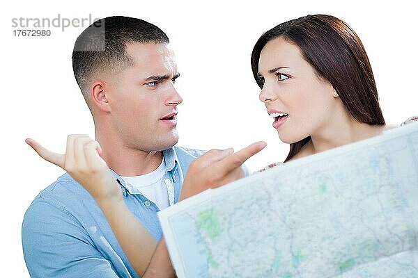 Junges verlorenes und verwirrtes Militärpaar  das auf eine Landkarte schaut  vor weißem Hintergrundem Grund
