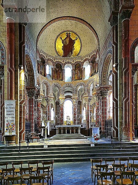 Säulen und Wandelgang der romanischen Kirche Saint-Austremoine  Stadt Issoire  Departement Puy de Dome  Auvergne Rhône-Alpes  Frankreich  Europa