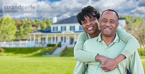Glückliches afroamerikanisches Paar vor einem schönen Haus