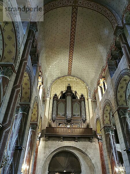 Orgel der romanischen Kirche Saint-Austremoine  Stadt Issoire  Departement Puy de Dome  Auvergne Rhone Alpes  Frankreich  Europa