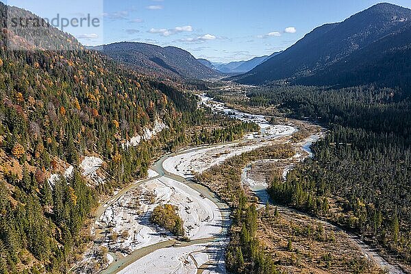 Luftaufnahme  natürliches Flussbett der oberen Isar  bei Wallgau  Wildflusslandschaft Isartal  im Herbst  Bayern  Deutschland  Europa