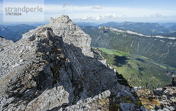 Blick über Felsgrat auf Gipfel des Östlichen Rothorn und Großen Rothorn  Bergpanorama  Nuaracher Höhenweg  Loferer Steinberge  Tirol  Österreich  Europa