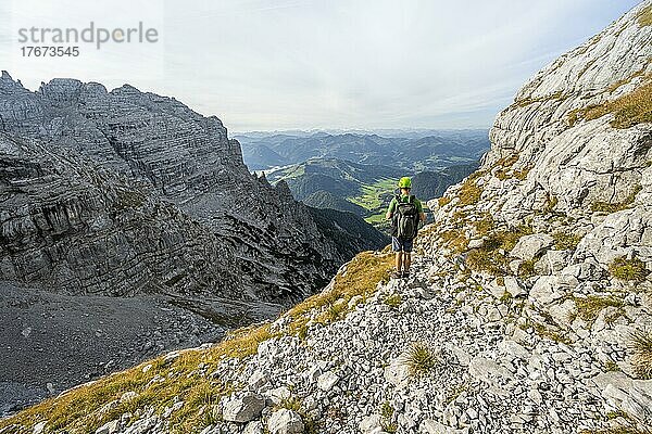 Wanderer beim Aufstieg zum Mitterhorn  Nuaracher Höhenweg  Loferer Steinberge  Tirol  Österreich  Europa