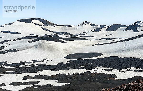 Karge hügelige Vulkanlandschaft aus Schnee und Lavafeldern  Wanderweg Fimmvörðuháls  Þórsmörk Nature Reserve  Suðurland  Island  Europa