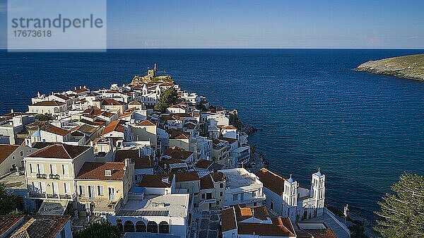 Chora  Altstadt  Häusermeer  rote Ziegeldächer  Leuchtturm  Festungsinselchen  Festungsruine  Drohnenaufnahme  Abendlicht  weiches Abendlicht  Meer blau  Andros-Stadt  Insel Andros  Kykladen  Griechenland  Europa