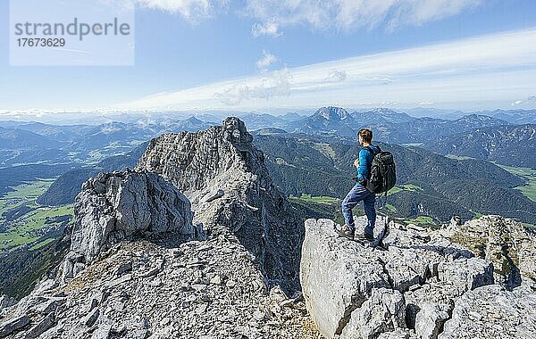 Wanderer in felsigem Gelände  am Gipfel Großes Rothorn  Bergpanorama  hinten Felskamm mit Gipfel Rothörndl Nuaracher Höhenweg  Loferer Steinberge  Tirol  Österreich  Europa