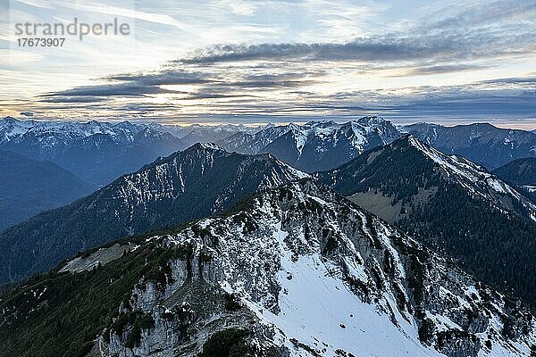 Luftaufnahme  Berge mit Schnee am Abend  Blick vom Gipfel des Kramer  Garmisch  Bayern  Deutschland  Europa