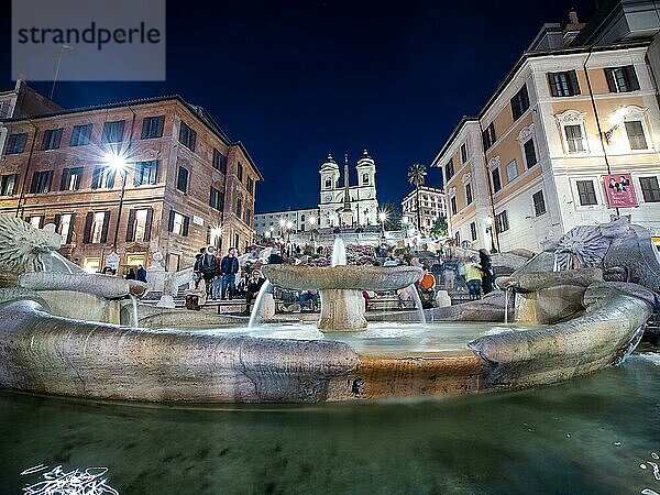 Piazza di Spagna  Spanische Treppe  Barcaccia-Brunnen im Vordergrund und Kirche Trinita dei Monti  Nachtaufnahme  Rom  Latium  Italien  Europa