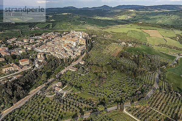 Luftaufnahme  Pienza  Luftaufnahme  Val d'Orcia  Orcia-Tal  UNESCO-Weltkulturerbe  Provinz Siena  Toskana  Italien  Europa