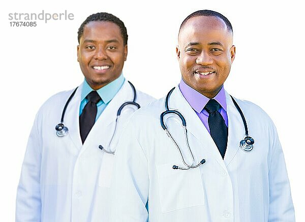 Zwei gut aussehende afroamerikanische männliche Ärzte vor einem weißen Hintergrund
