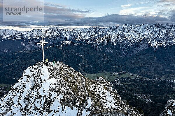 Alpenpanorama mit Zugspitze und Gipfelkreuz des Kramer  Luftaufnahme  Berge mit Schnee am Abend  Gipfel des Kramer  Garmisch  Bayern  Deutschland  Europa