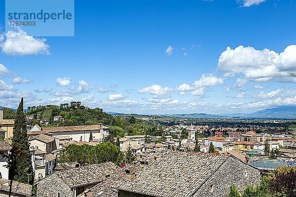 Blick über die Dächer von Spoleto von der Piazza della Signoria aus gesehen Richtung Westen  Spoleto  Provinz Perugia  Umbrien  Italien  Europa