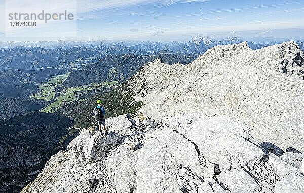 Wanderer in felsigem Gelände  Aufstieg zum Mitterhorn  Bergpanorama  hinten Felsgrat  Nuaracher Höhenweg  Loferer Steinberge  Tirol  Österreich  Europa
