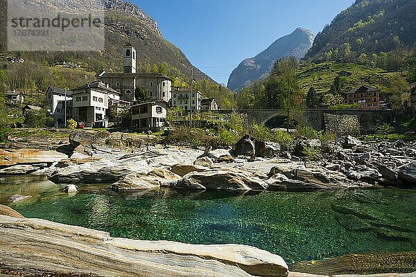 Fluss Verzasca und Lavertezzo  Verzascatal  Valle Verzasca  Kanton Tessin  Schweiz  Europa