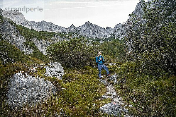 Wanderer auf einem Wanderweg  Aufstieg zum Mitterhorn durch Tal am Lasbach  grüne Berglandschaft  Nuaracher Höhenweg  Loferer Steinberge  Tirol  Österreich  Europa