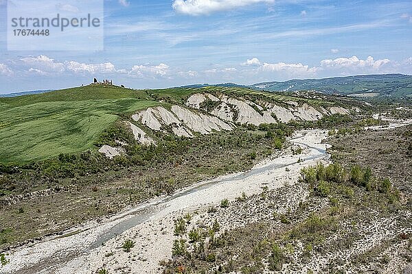 Luftaufnahme  Landschaft im Val D'Orcia  Torrente Formone  Toskana  Italien  Europa