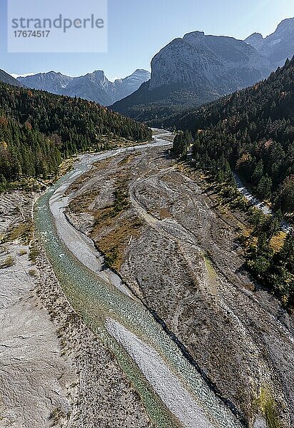 Luftaufnahme  Flussbett des Rißbach  rechts Roßkopfspitze  Tirol  Österreich  Europa