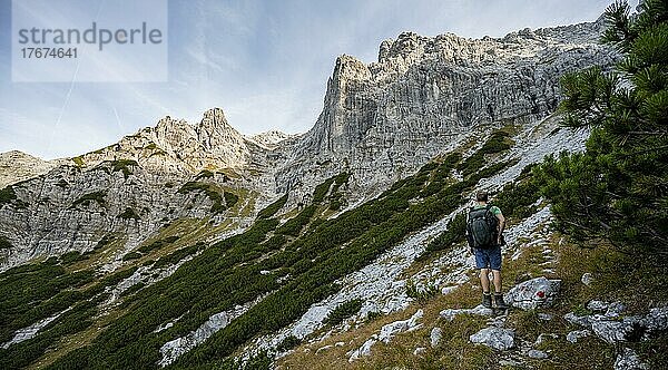 Wanderer beim Aufstieg zum Mitterhorn  Ausblick auf Berggipfel  Nuaracher Höhenweg  Loferer Steinberge  Tirol  Österreich  Europa