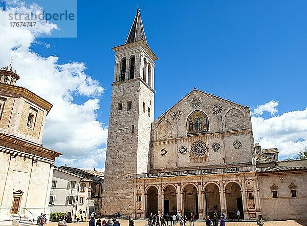 Glockenturm  Campanile und Ostfassade mit Fensterrosen vom Dom Santa Maria Assunta in Spoleto  Provinz Perugia  Umbrien  Italien  Europa
