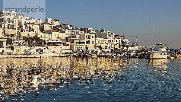 Wasser blau  Himmel blau  Boote  Wasserreflexionen  Malerischer Hafenort  Häuser am Hang  Batsi  Insel Andros  Kykladen  Griechenland  Europa