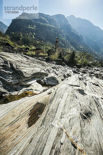 Fluss Verzasca und Lavertezzo  Verzascatal  Valle Verzasca  Kanton Tessin  Schweiz  Europa