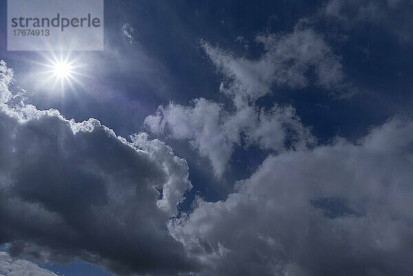 Sonne mit Regenwolke (Nimbostratus)  Bayern  Deutschland  Europa