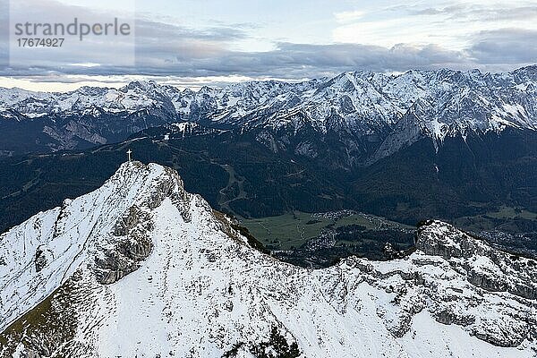Alpenpanorama mit Zugspitze und Gipfelkreuz des Kramer  Luftaufnahme  Berge mit Schnee am Abend  Gipfel des Kramer  Garmisch  Bayern  Deutschland  Europa