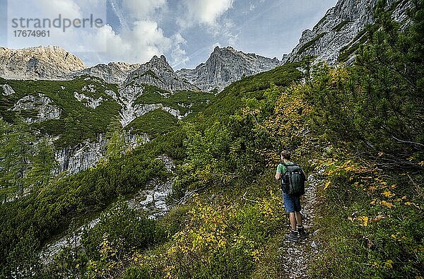 Wanderer auf einem Wanderweg  Aufstieg zum Mitterhorn durch Tal am Lasbach  grüne Berglandschaft  Nuaracher Höhenweg  Loferer Steinberge  Tirol  Österreich  Europa