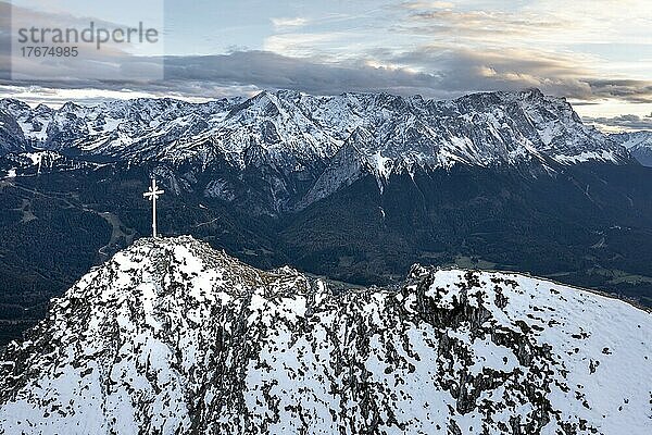 Alpenpanorama mit Zugspitze und Gipfelkreuz des Kramer  Luftaufnahme  Berge mit Schnee am Abend  Gipfel des Kramer  Garmisch  Bayern  Deutschland  Europa