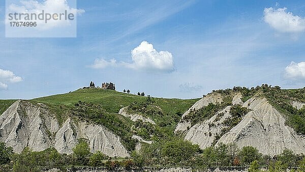 Landschaft im Val D'Orcia  Torrente Formone  Toskana  Italien  Europa