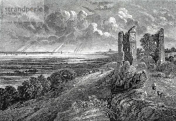 Landschaft am Meer mit einer Burgruine  Hadleigh Castle ist eine Burgruine auf einer Hügelkette über dem Ästuar der Themse südlich der Stadt Hadleigh in der englischen Grafschaft Essex  nach einem Gemälde von John Constable  digital restaurierte Reproduktion einer Vorlage aus dem 19. Jahrhundert  genaues Datum unbekannt