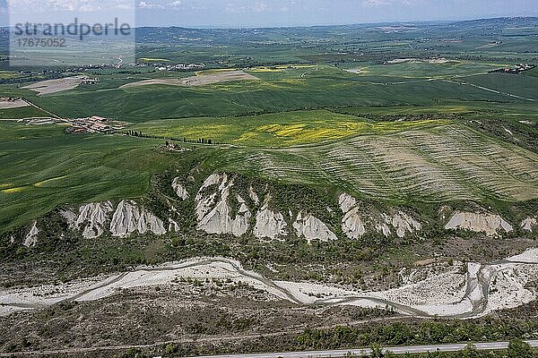Luftaufnahme  Landschaft im Val D'Orcia  Torrente Formone  Toskana  Italien  Europa
