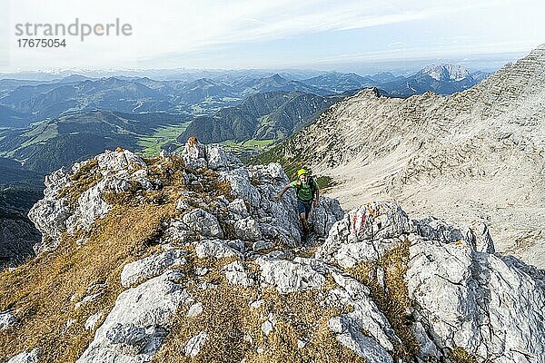 Wanderer mit Kletterhelm  beim Aufstieg zum Mitterhorn  Ausblick auf Berglandschaft  Nuaracher Höhenweg  Loferer Steinberge  Tirol  Österreich  Europa