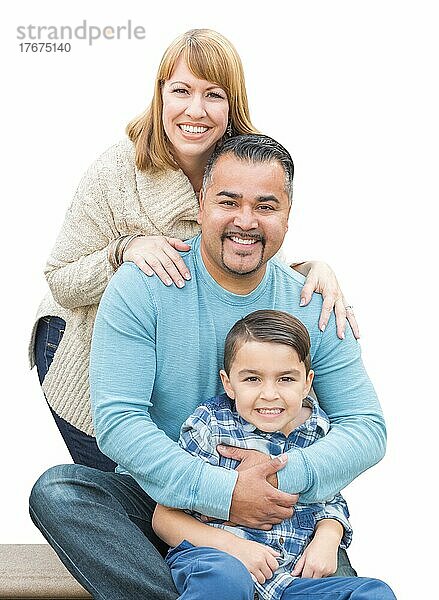 Glückliche gemischtrassige hispanische und kaukasische Familie vor einem weißen Hintergrund