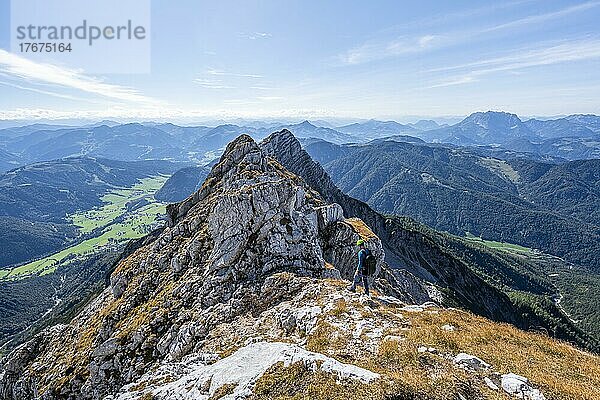 Wanderer mit Kletterhelm  auf Wanderweg an einem Grat  Ausblick auf Berglandschaft  hinten Gipfel des Seehorn  Nuaracher Höhenweg  Loferer Steinberge  Tirol  Österreich  Europa