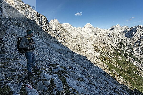 Wanderer auf Wanderweg an einem Grat  Ausblick auf Berglandschaft  hinten Bergkamm mit Gipfel Mitterhorn  Nuaracher Höhenweg  Loferer Steinberge  Tirol  Österreich  Europa