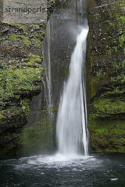 Wasserfall Gluggafoss oder Merkjárfoss an einer Klippe  Südisland  Island  Europa