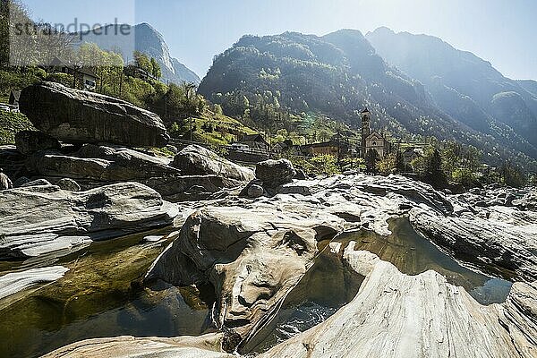 Fluss Verzasca und Lavertezzo  Verzascatal  Valle Verzasca  Kanton Tessin  Schweiz  Europa