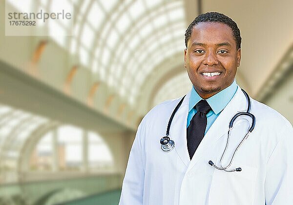 Hübscher afrikanischer amerikanischer Arzt im Krankenhausbüro